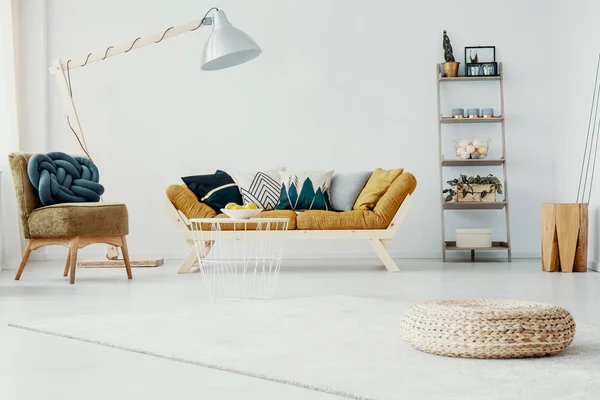 Pouf Chaise Dans Salon Blanc Intérieur Avec Lampe Côté Canapé — Photo