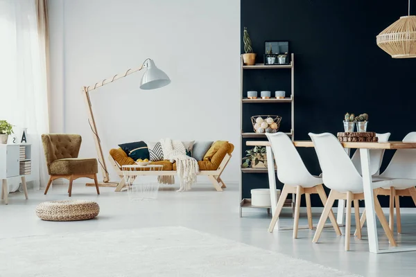 Chaises Table Manger Appartement Blanc Noir Intérieur Avec Pouf Lampe — Photo