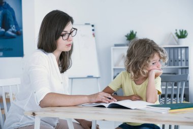 Yaramaz çocuk sınıfları sonra annesi ile ödev yapmak
