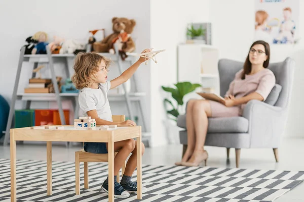 Autistische Jongen Spelen Met Speelgoed Tijdens Ontmoeting Met Psychotherapeut — Stockfoto