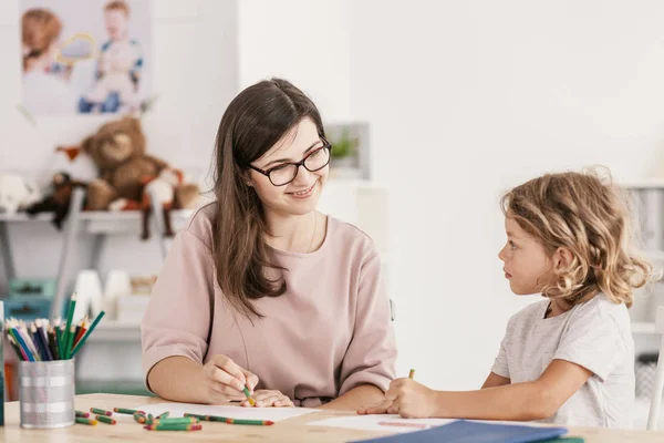 Усміхнений Вчитель Мови Працює Маленьким Хлопчиком Малює Олівцями Своїй Кімнаті — стокове фото
