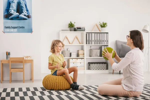 Joven Terapeuta Jugando Con Niño Huérfano Feliz Durante Una Sesión — Foto de Stock