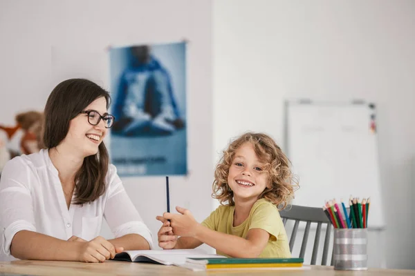 Усміхнений Вчитель Щаслива Дитина Роблять Домашнє Завдання Після Уроків — стокове фото