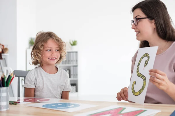 Terapeuta Del Habla Enseñando Pronunciación Niño Pequeño Usando Imágenes Coloridas — Foto de Stock