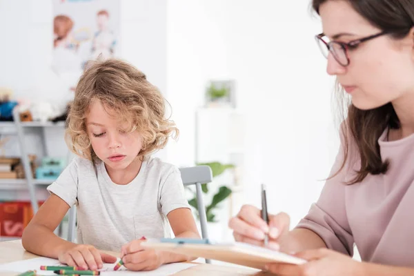 Criança Desenhando Fotos Durante Reunião Com Terapeuta Para Órfãos — Fotografia de Stock