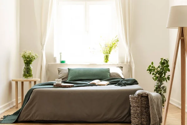 Eco Vriendelijke Slaapkamer Interieur Met Een Bed Gekleed Grijze Groene — Stockfoto