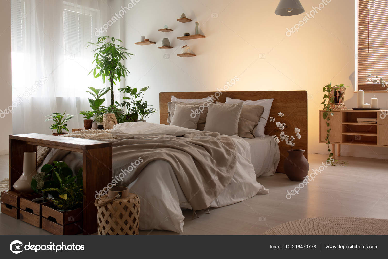 Echtphoto Innenministerium Ein Romantisches Schlafzimmer Mit Einem ... Echtphoto Innenministerium Ein Romantisches Schlafzimmer Mit Einem ...