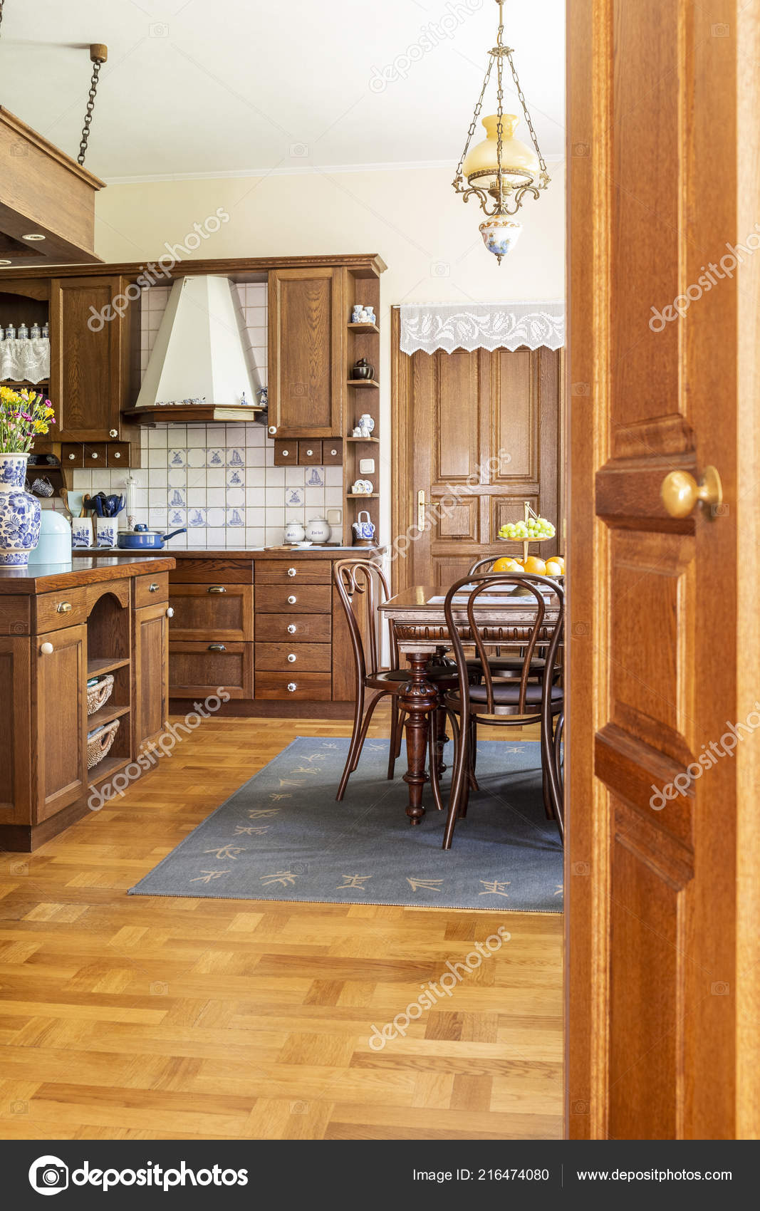 Foto Real Interior Madera Cocina Con Armarios Mesa Comedor Sillas ... Foto Real Interior Madera Cocina Con Armarios Mesa Comedor Sillas ...