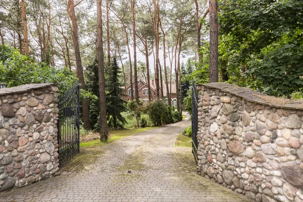 Metallport Åpen Brostein Til Luksuriøs Sommervilla Med Mursteinsfasade Skogen – stockfoto