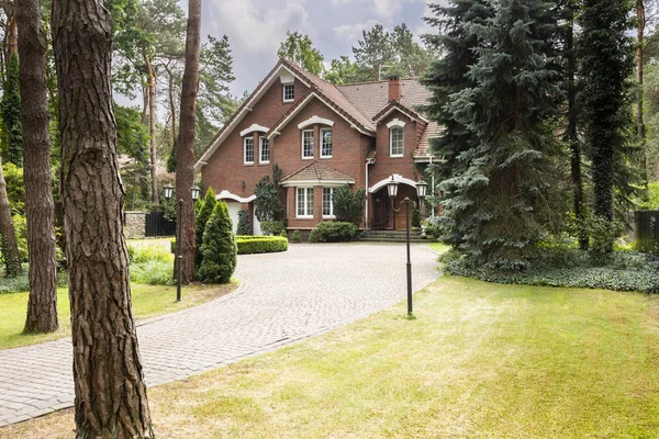 Large Rural Estate Brick Facade Green Lawn Standing Forest Trees — Stock Photo, Image