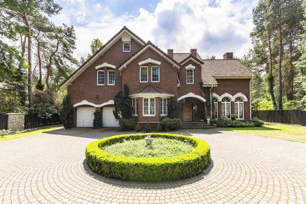 Vista Frontal Camino Entrada Con Jardín Redondo Una Gran Casa — Foto de Stock