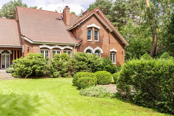 Echte Foto Van Tuin Met Struiken Prachtige Bakstenen Huis — Stockfoto