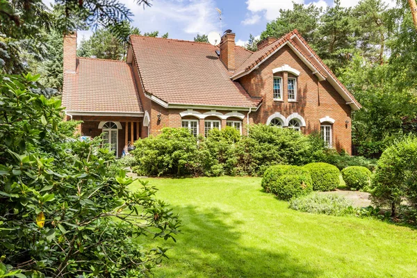 Cortile Una Bella Casa Stile Inglese Con Cespugli Prato Verde — Foto Stock