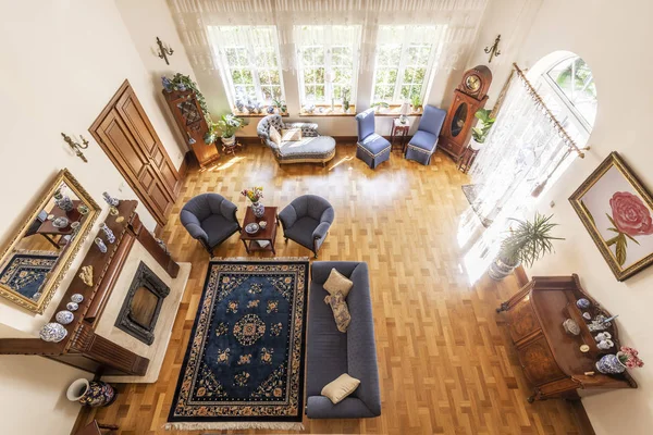 顶级的客厅内饰与蓝色地毯 扶手椅 大窗户 壁炉和木制实木复合地板 真实照片 — 图库照片
