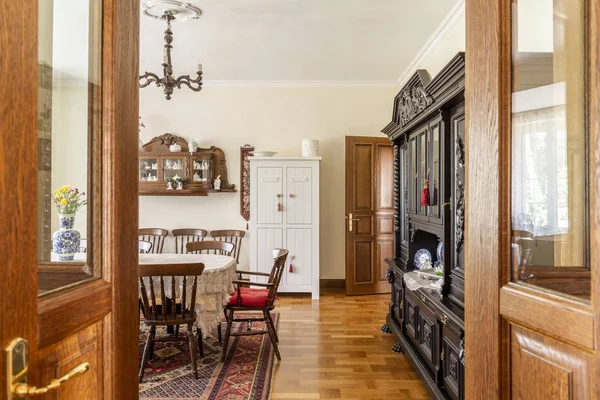 Foto Reale Ampio Interno Sala Pranzo Legno Con Set Sedie — Foto Stock