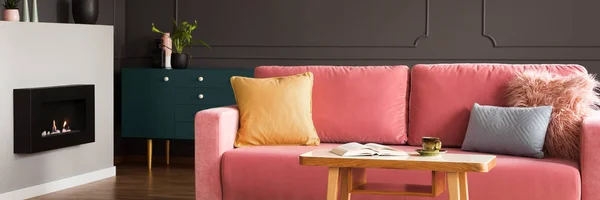 Oreillers Colorés Sur Canapé Rose Dans Salon Sombre Intérieur Avec — Photo