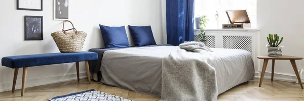 Foto Real Interior Dormitorio Minimalista Con Banco Lado Una Cama —  Fotos de Stock