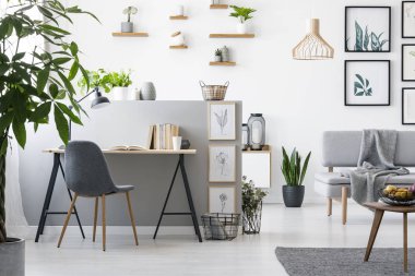 Bir oturma odası ile bir ev ofis iç gerçek fotoğraf. Modern mobilya ve wal üzerine çalışmalar
