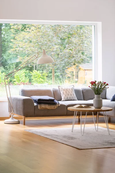 Lampa Podłogowa Dużych Przemysłowych Stylu Powyżej Elegancka Sofa Białym Naturalne — Zdjęcie stockowe