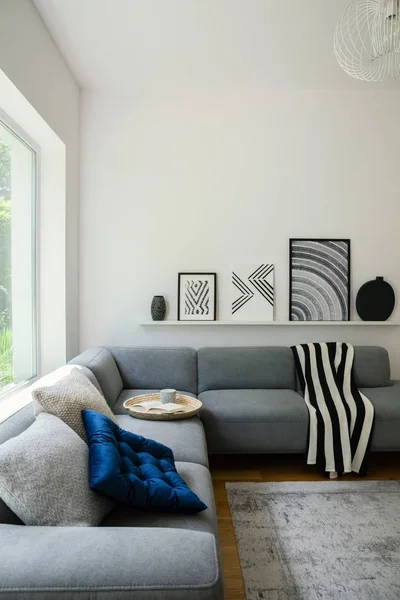 Manta Almohadas Sofá Esquina Gris Interior Plano Blanco Con Carteles — Foto de Stock