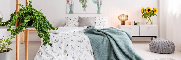 Γκρο Πλαν Ενός Φυτού Ένα Εσωτερικό Σκανδιναβική Υπνοδωμάτιο Κρεβάτι Μοτίβο — Φωτογραφία Αρχείου