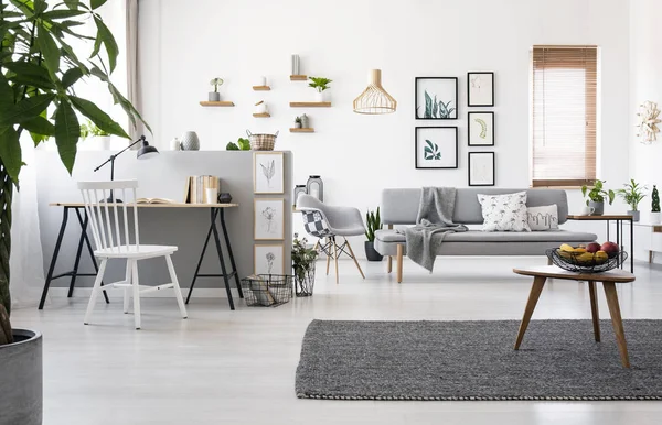 Table Bois Sur Tapis Gris Dans Appartement Spacieux Intérieur Avec — Photo