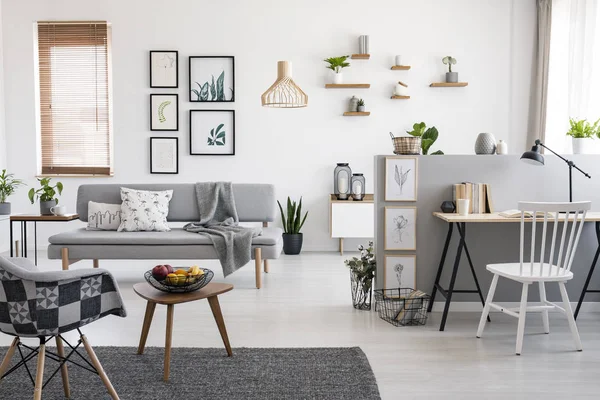 Cadeira Branca Mesa Espaçoso Apartamento Interior Com Galeria Acima Sofá — Fotografia de Stock