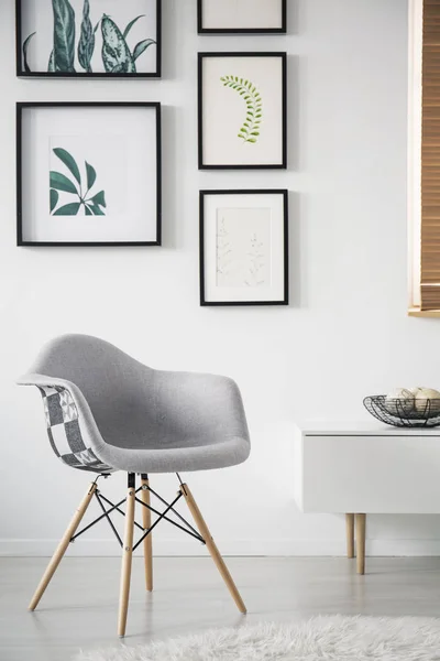 Fauteuil Gris Côté Placard Dans Salon Blanc Intérieur Avec Galerie — Photo