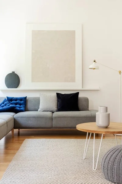 Cartel Gris Sobre Sofá Con Almohadas Interior Sala Estar Blanca — Foto de Stock