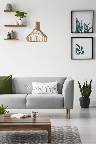 Grüne Akzente Einem Modernen Wohnzimmer Mit Sofa Couchtisch Lampe Und — Stockfoto