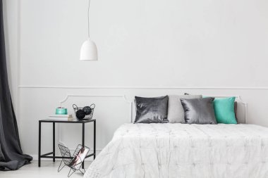 Saten Yastık minimalist bir yatakta bir moda yatak odası iç gri ve yeşil yeşil süslemeleri ile beyaz bir boş duvar tarafından
