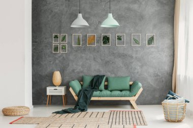 Sanayi tarzı tavan ışıkları ve doğal malzemeler ile modern oturma odası iç İskandinav ahşap mobilya