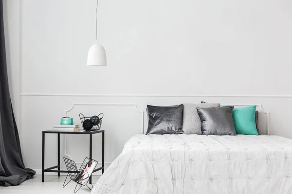 Satijnen Kussens Een Minimalistische Bed Door Een Lege Witte Muur — Stockfoto