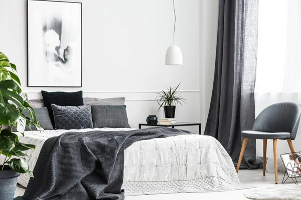 Moderna Silla Gris Con Patas Madera Junto Una Ventana Luminoso — Foto de Stock