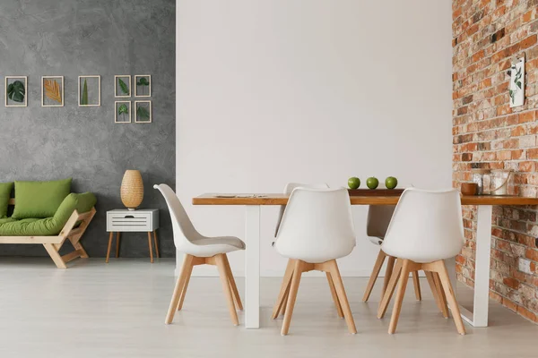 Hipster Open Space Soppalco Interno Con Set Mobili Pranzo Legno — Foto Stock