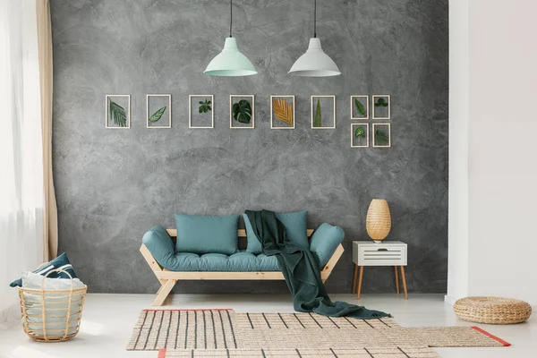 柳条篮 奥斯曼和地毯在一个生态风格的客厅的地板上与薄荷绿色装饰和灰色墙 — 图库照片