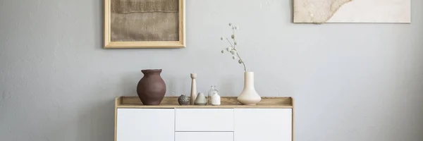 地球色调颜色 粘土和陶瓷花瓶的全景在一个木制的 白色的橱柜在一个自然客厅内部 — 图库照片