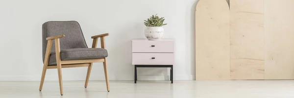 Fauteuil Rétro Gris Debout Dans Vraie Photo Intérieur Chambre Blanche — Photo