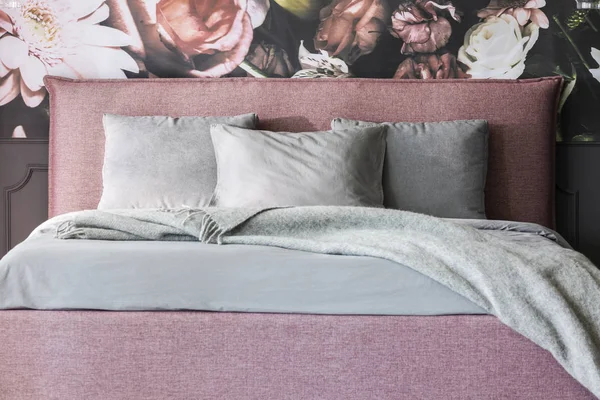 Γκρίζα Κουβέρτα Και Μαξιλάρια Ροζ Κρεβάτι Στο Υπνοδωμάτιο Θηλυκό Εσωτερικό — Φωτογραφία Αρχείου