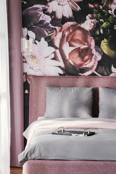 灰色靠垫在粉红色床在女性卧室内部与花卉壁纸 真实照片 — 图库照片
