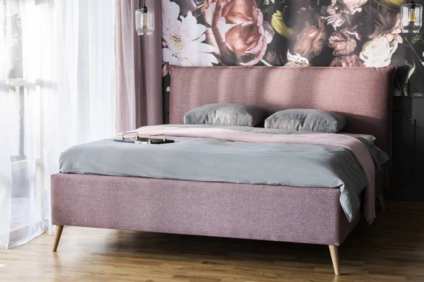 Розовое Одеяло Серые Подушки Кровати Светлом Интерьере Спальни Цветочным Принтом — стоковое фото