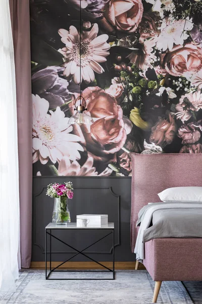Květiny Stole Vedle Růžové Postele Interiéru Ložnice Vzorované Tapety Reálné — Stock fotografie