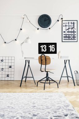 Endüstriyel sandalye ve bir siyah ve beyaz, yenilikçi iç bir genç için bir çalışma alanı içinde bir bilgisayar masası. Gerçek fotoğraf.