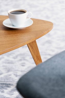 Beyaz fincan kahve çok az gri oturma odası iç ahşap tablo. Gerçek fotoğraf