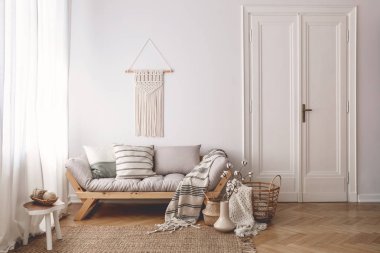 Yastık ve battaniye beyaz çatı iç kapı ile ahşap Divan ve halı üzerinde tablo. Gerçek fotoğraf