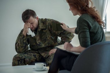 Profesyonel psikiyatrist ağlayan asker savaş sendromu ile ofiste destek