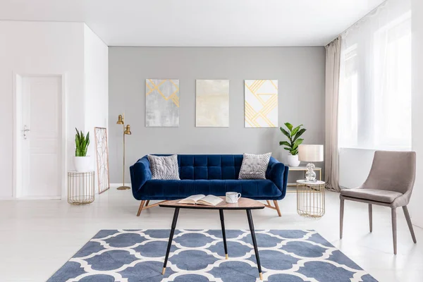 Espace Ouvert Salon Intérieur Avec Des Meubles Modernes Canapé Bleu — Photo