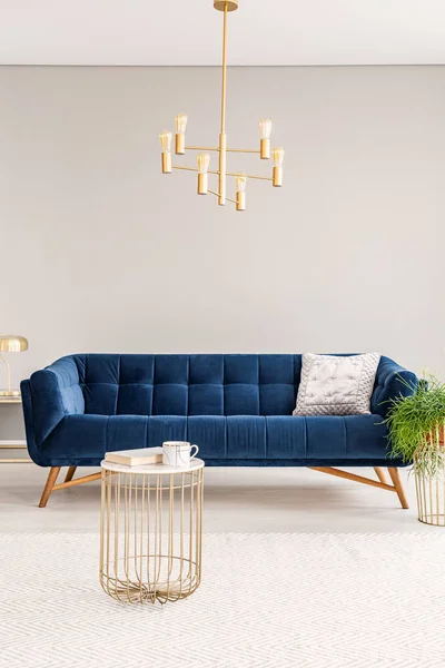 Intérieur Minimal Salon Avec Canapé Bleu Foncé Lustre Métal Doré — Photo