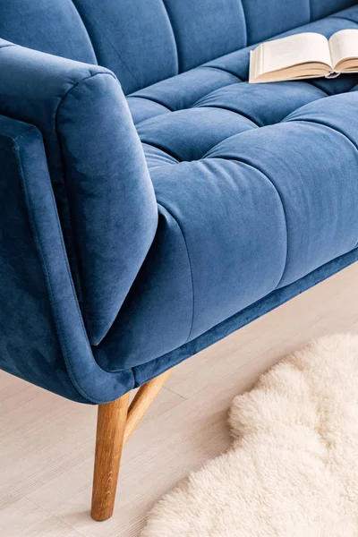Close Uma Parte Sofá Vestido Luxuosa Tapeçaria Azul Marinho Interior — Fotografia de Stock