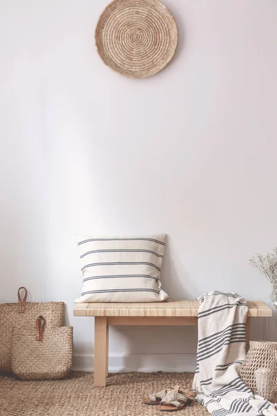 Poduszka Koc Drewnianej Ławce Obok Torby Naturalny Biały Salon Wnętrza — Zdjęcie stockowe